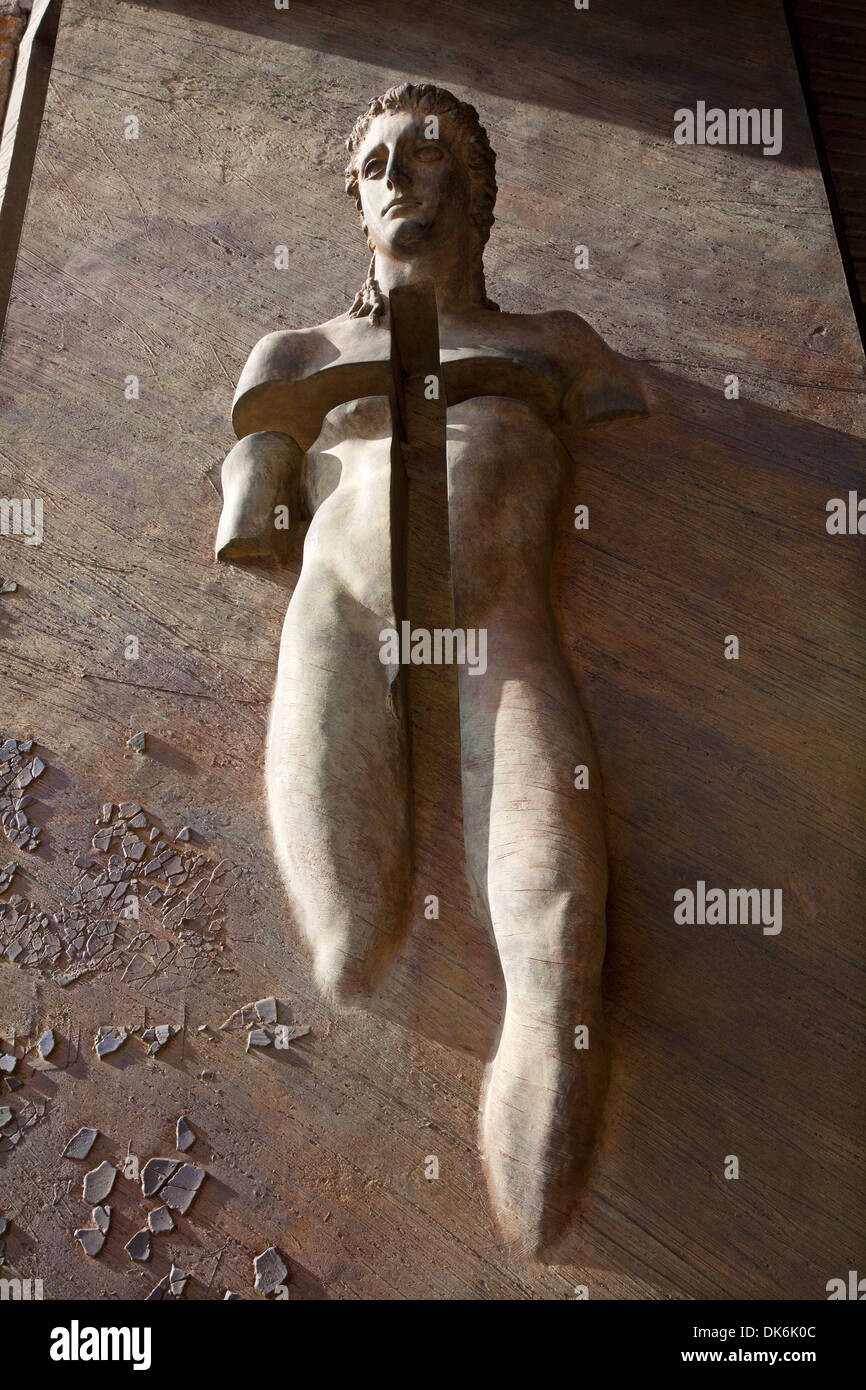 Roma - Dettagli dalla porta della Basilica di Santa Maria degli Angeli e dei Martiri. Simbolo del martire dello scultore Igor Mitoraj Foto Stock