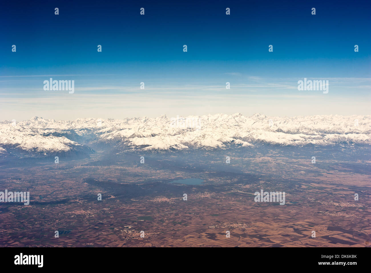 Vista aerea della provincia di Vercelli, Piemonte, Italia con neve sulle Alpi incappucciate in background. Foto Stock