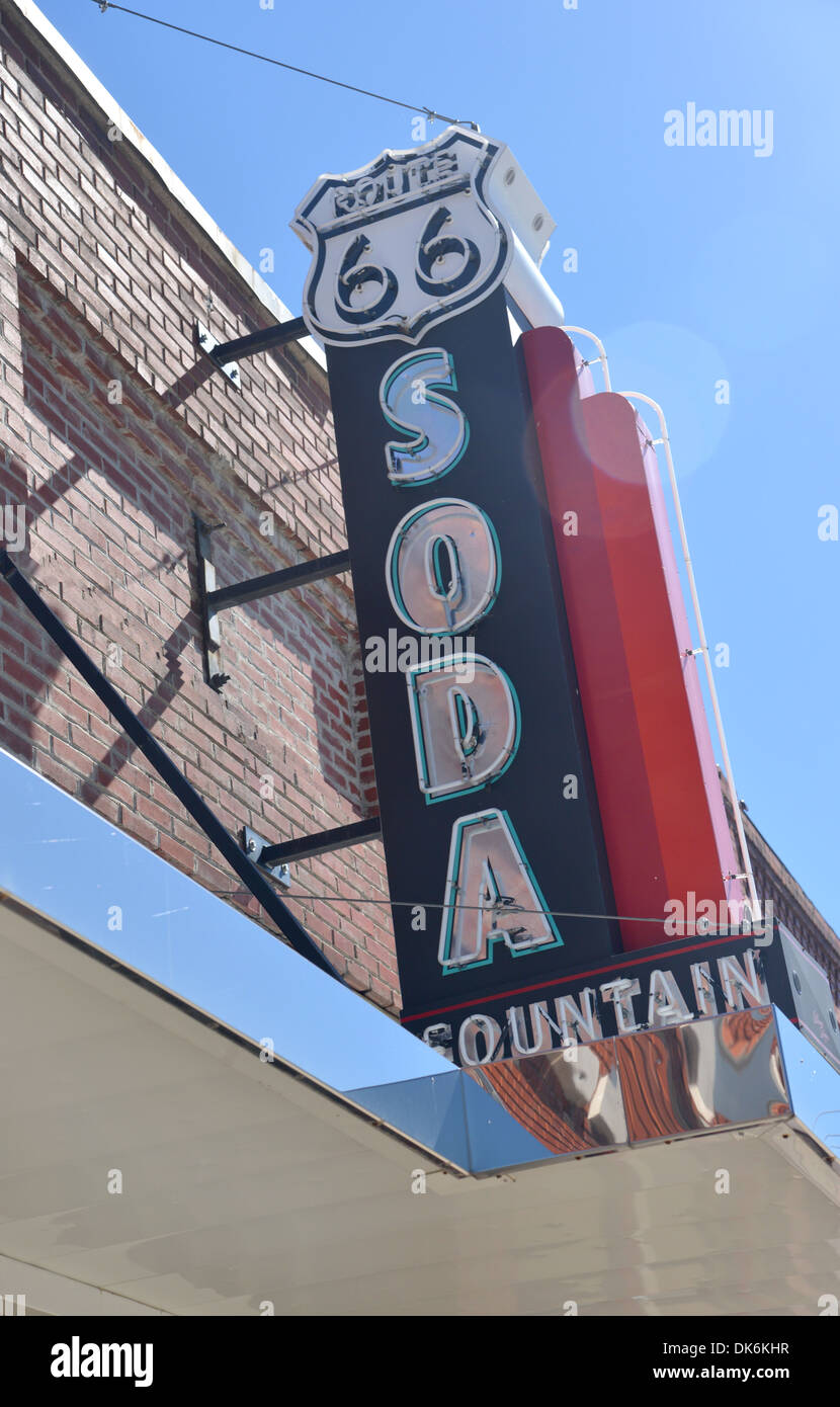 Route 66 Fontana di Soda store con insegna al neon. Ripristinato soda store è ora una comunità learning center a Miami in Oklahoma Foto Stock