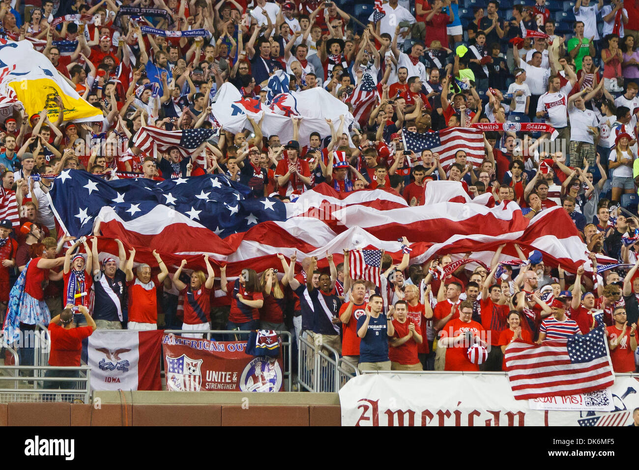 7 giugno 2011 - Detroit, Michigan, Stati Uniti - i sostenitori di visualizzare una grande bandiera americana durante la riproduzione degli Stati Uniti inno nazionale prima di iniziare la partita. Gli Stati Uniti hanno sconfitto il Canada 2-0 nella seconda partita del gruppo C-play round di apertura doubleheader del 2011 CONCACAF Gold Cup il torneo di calcio giocato al Ford Field di Detroit, Michigan. (Credito Immagine: © Foto Stock