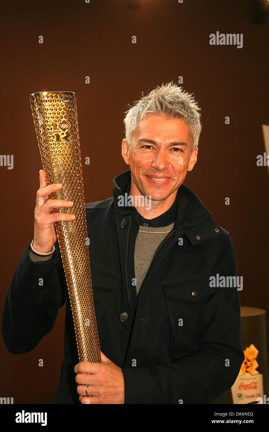 Giugno 08, 2011 - Londra, Inghilterra, Regno Unito - Ex Triple ponticello LOCOG e membro del consiglio di amministrazione JONATHAN EDWARDS con un primo sguardo al prototipo design torcia per il London 2012 Torcia Olimpica a London St Pancras International Train Station. La Torcia consentirà a 8.000 Torchbearers per portare la fiamma olimpica in tutto il Regno Unito durante la 70-relè giorno a partire da Land's End su Foto Stock