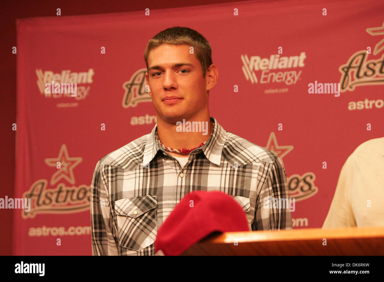 Giugno 10, 2011 - Houston, Texas, Stati Uniti - Houston Astros #2 pick Adrian Houser era Astros 2011 First-Year MLB Progetto introdotta da Astros. Houser è stata selezionata (69) complessivamente da Locust Grove H.S. / Locust Grove, OK. (Credito Immagine: © Juan DeLeon/Southcreek globale/ZUMAPRESS.com) Foto Stock