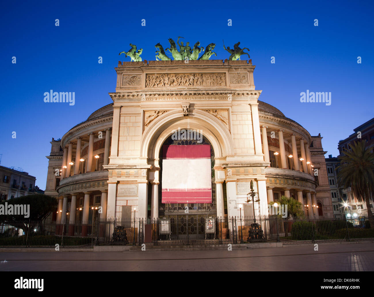 Palermo - Teatro Politeama Garibaldi nel crepuscolo Foto Stock
