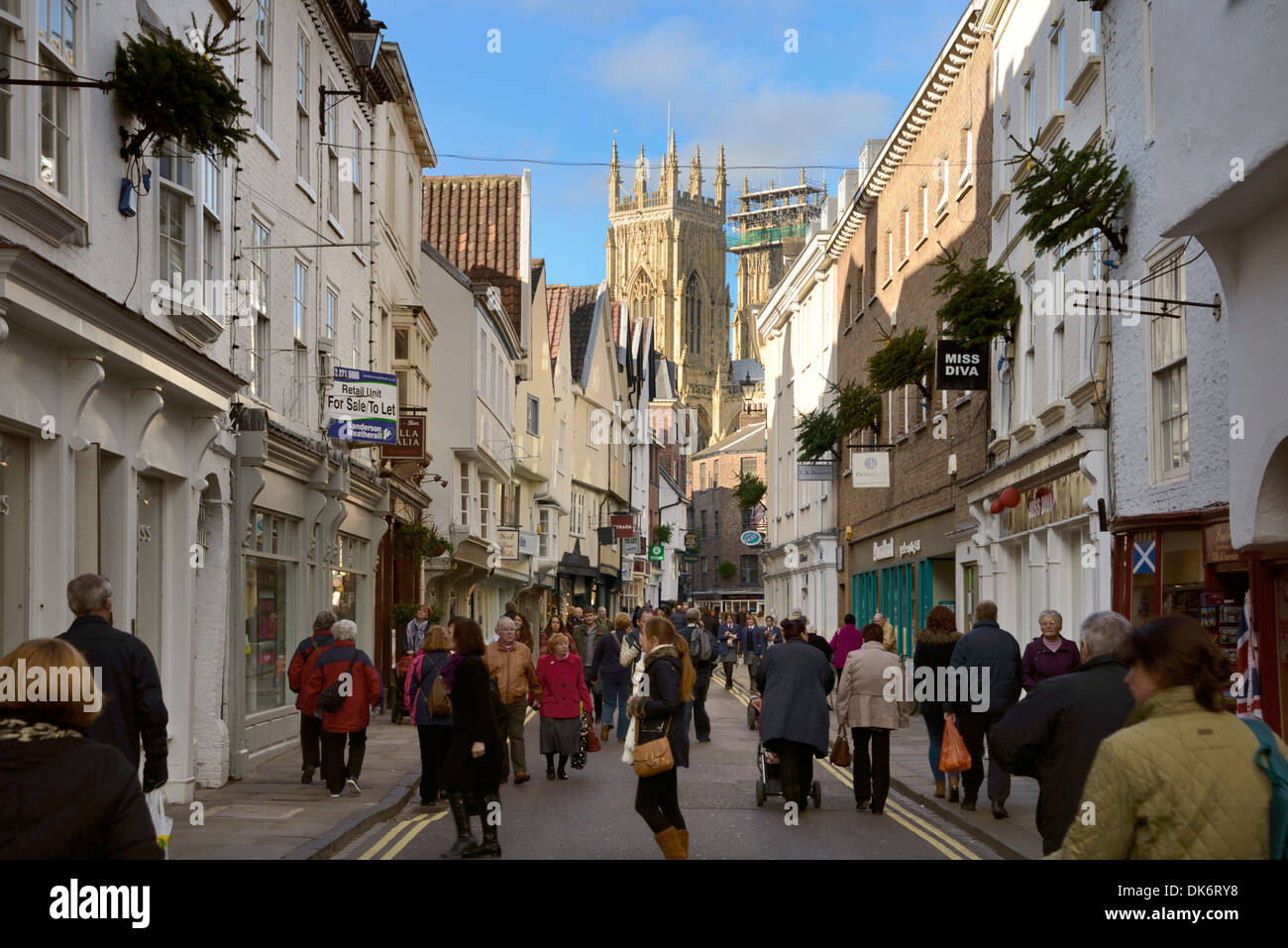 Gli amanti dello shopping in bassa Petergate, York, Yorkshire, Inghilterra, Regno Unito, Gran Bretagna, Europa Foto Stock