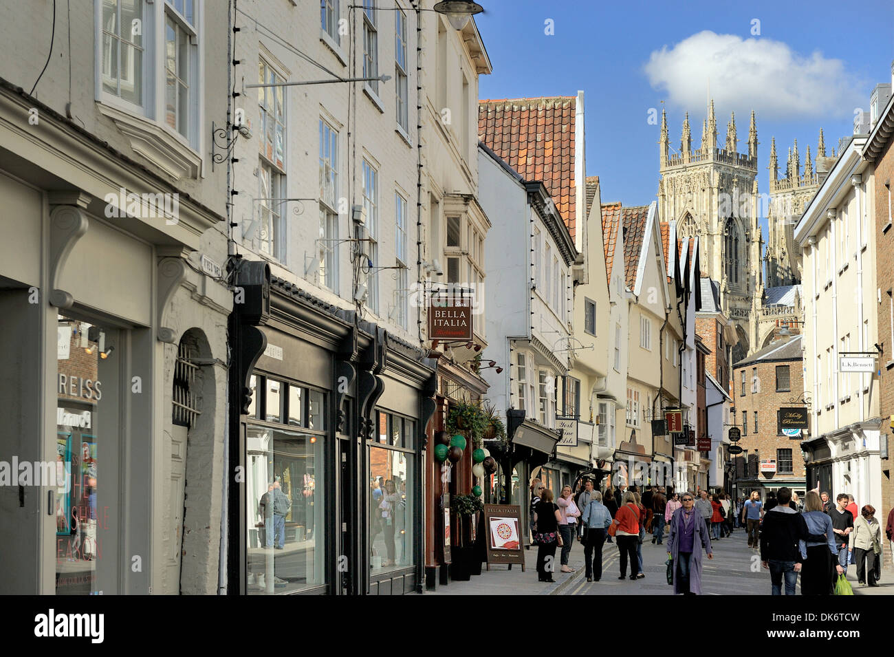 Gli amanti dello shopping in bassa Petergate, York, Yorkshire, Inghilterra, Regno Unito, Gran Bretagna, Europa Foto Stock