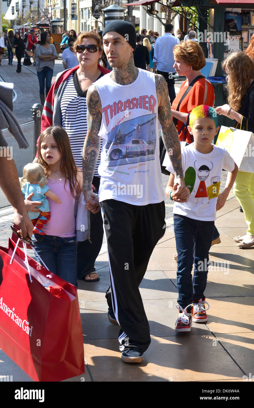 Travis Barker e i suoi bambini appendere fuori a Grove Los Angeles, California - 14.03.12 Foto Stock