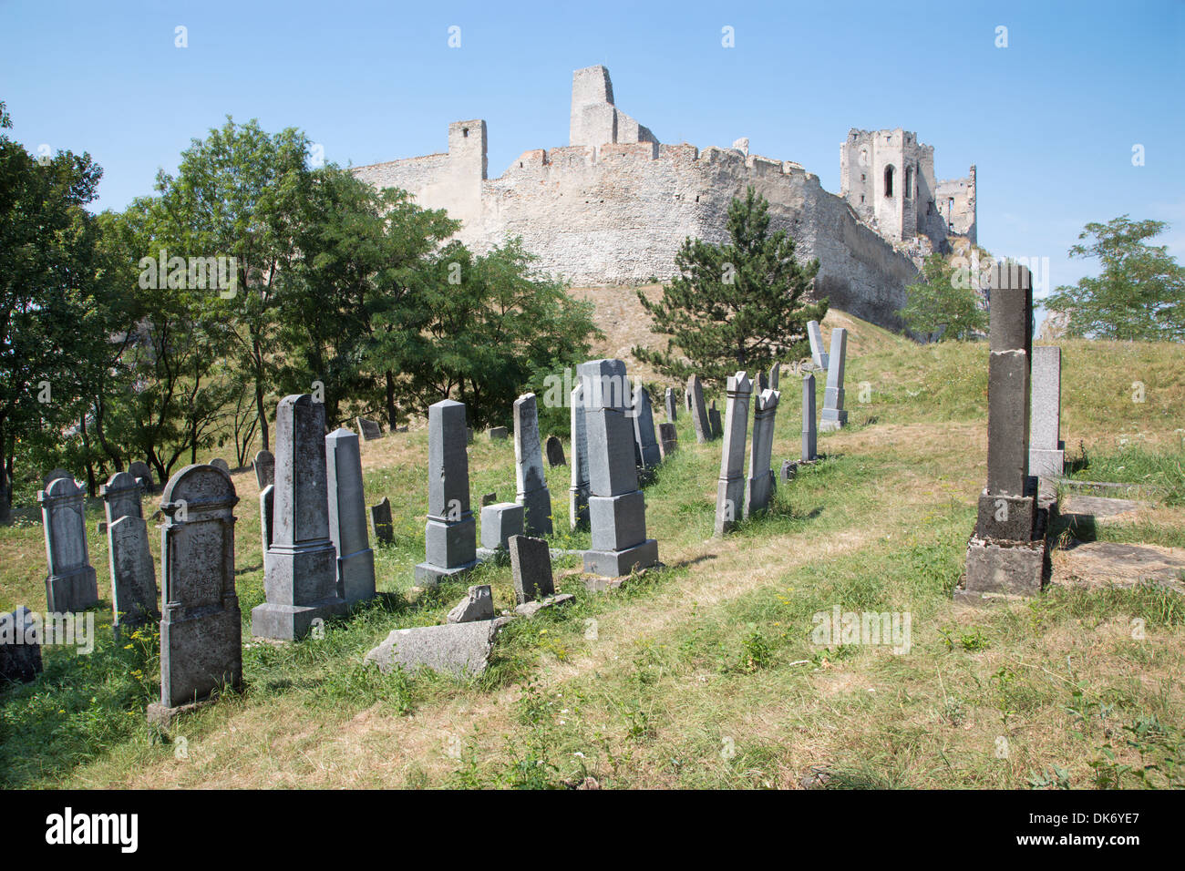 Di Beckov - vecchio cimitero ebreo sotto le rovine del castello Foto Stock