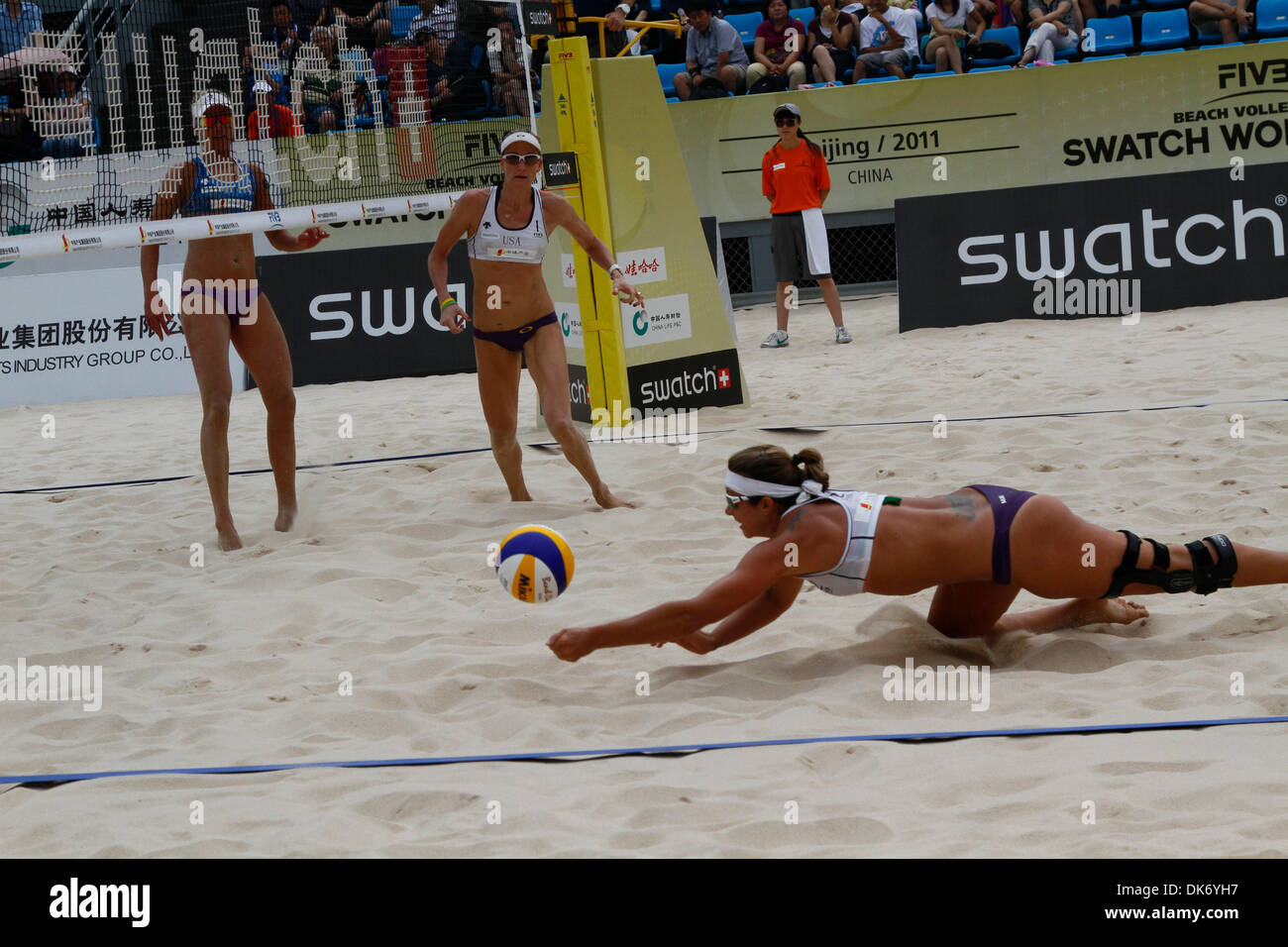 Giugno 11, 2011 - Pechino, Cina - indossare una protezione del ginocchio in seguito ad una lesione di questa primavera, Misty Maggio-TREANOR raggiunge fuori per inviare un pass per il partner erri Walsh. Due-time gold medalists May-Treanor e Walsh beat 2009 FIVB World Champions J. Kessy e A. Ross in un vicino tre impostare tutti gli Stati Uniti d'America semifinale partita alla FIVB Beach Volleyball Swatch World Tour Pechino Grand Slam. (Credito immagine: Foto Stock