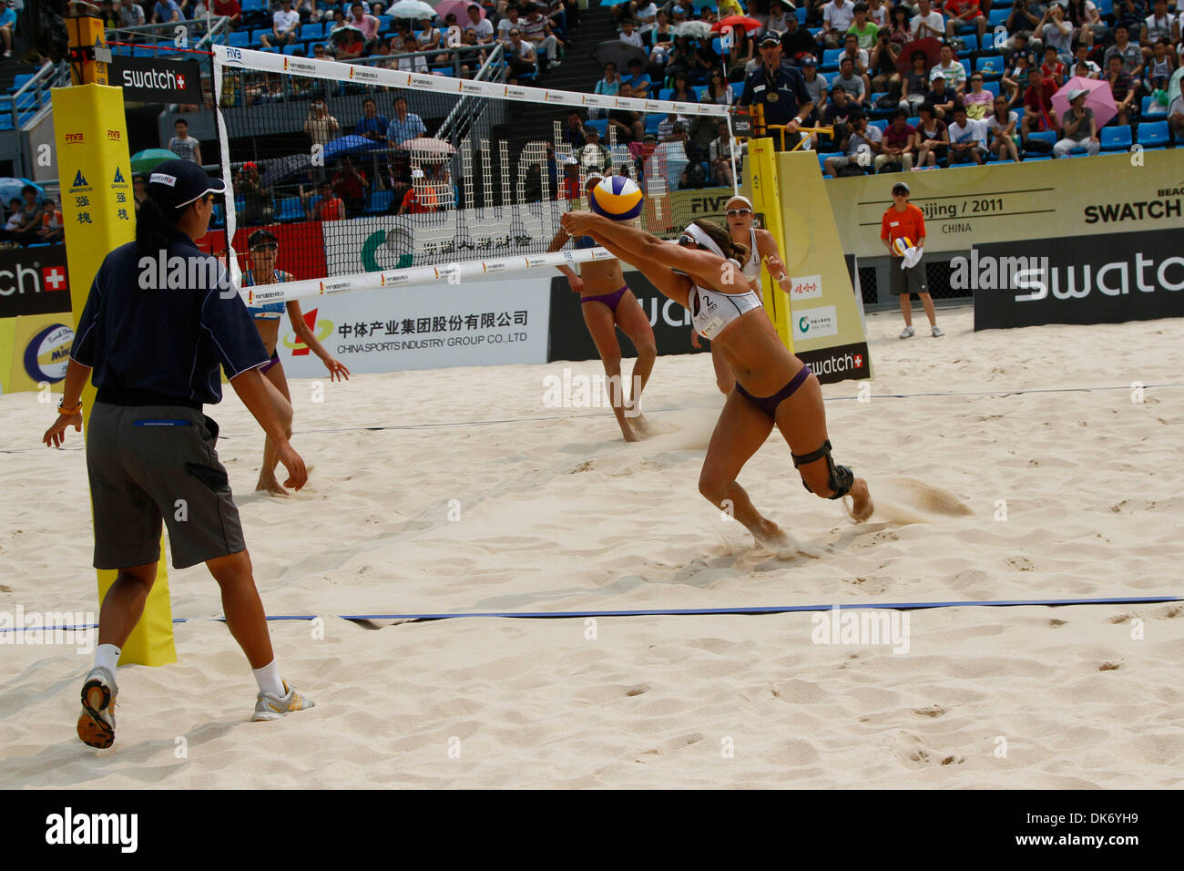 Giugno 11, 2011 - Pechino, Cina - indossare una protezione del ginocchio in seguito ad una lesione di questa primavera, Misty Maggio-TREANOR raggiunge fuori per inviare un pass per il partner erri Walsh. Due-time gold medalists May-Treanor e Walsh beat 2009 FIVB World Champions J. Kessy e A. Ross in un vicino tre impostare tutti gli Stati Uniti d'America semifinale partita alla FIVB Beach Volleyball Swatch World Tour Pechino Grand Slam. (Credito immagine: Foto Stock