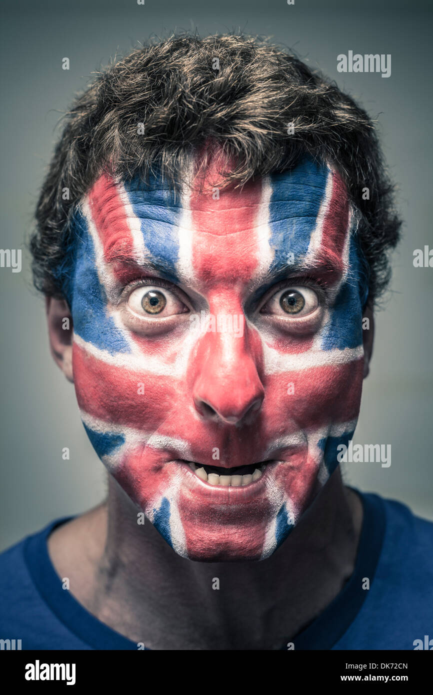 Ritratto di spooky uomo con bandiera britannica dipinto sul volto. Foto Stock