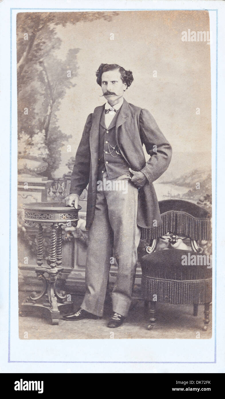 Antico Ritratto di un gentiluomo. Studio fotografico. Vintage. 1900s. Abito  sposo Foto stock - Alamy