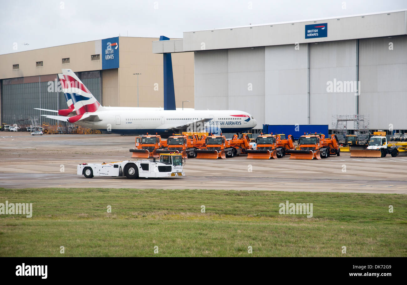 Sgombero neve veicoli all'Aeroporto Heathrow di Londra REGNO UNITO Foto Stock