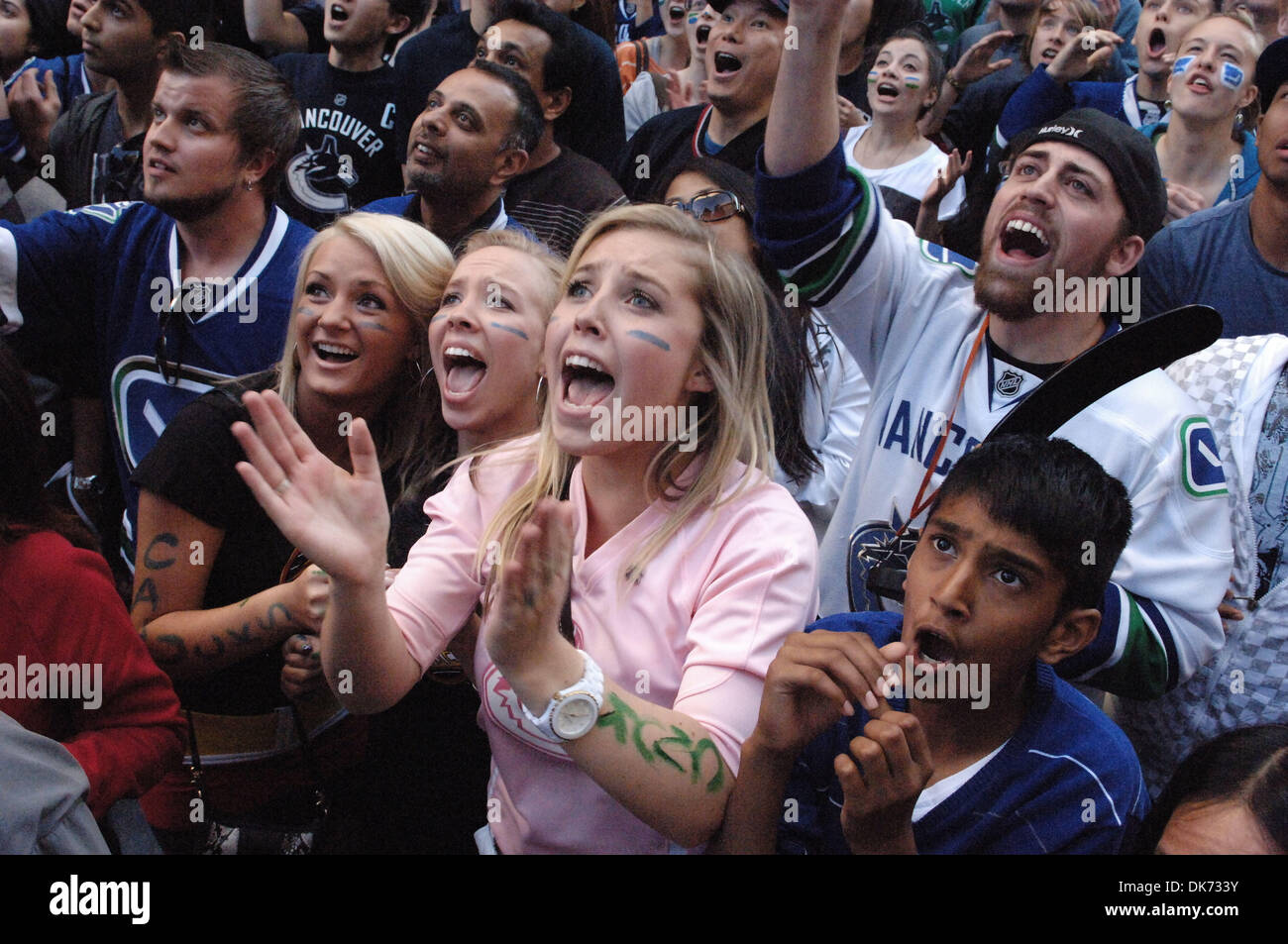 Giugno 04, 2011 - Vancouver, British Columbia, Canada - Vancouver Canucks hockey fans celebrare la Stanley Cup 2011 Serie gioco finale 2 win over Boston Bruins che ha avuto luogo a Vancouver in Canada. Canucks ha vinto questo gioco 3-2. (Credito Immagine: © Sergei Bachlakov/ZUMAPRESS.com) Foto Stock