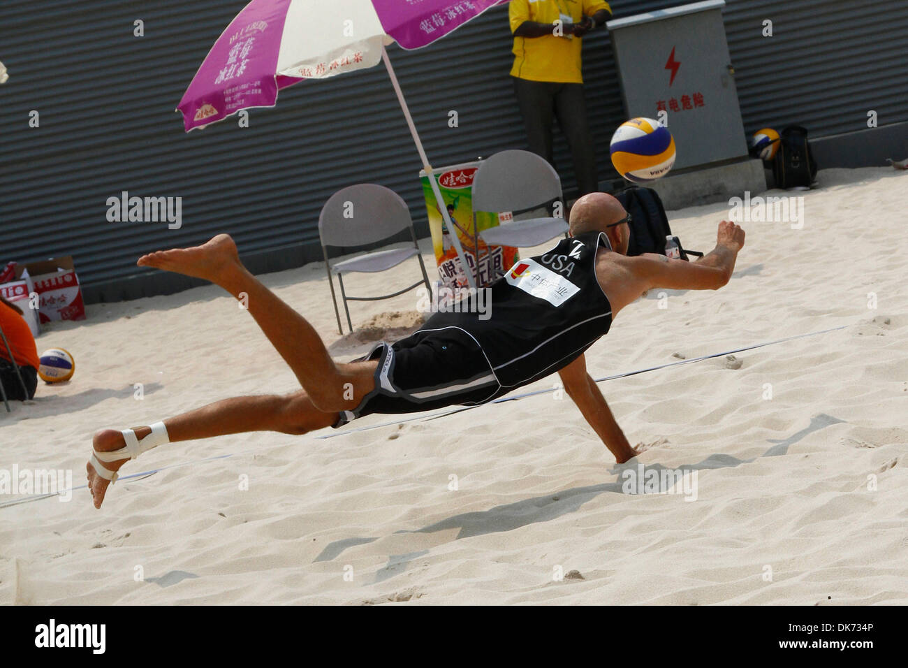 Jun 10, 2011 - Pechino, Cina - nonostante una caviglia slogata e un notevole limp, PHIL DALHAUSSER è stata determinata per terminare la partita in corso presso la FIVB Beach Volleyball Swatch World Tour Pechino Grand Slam. (Credito Immagine: © Jeremy Breningstall/ZUMAPRESS.com) Foto Stock