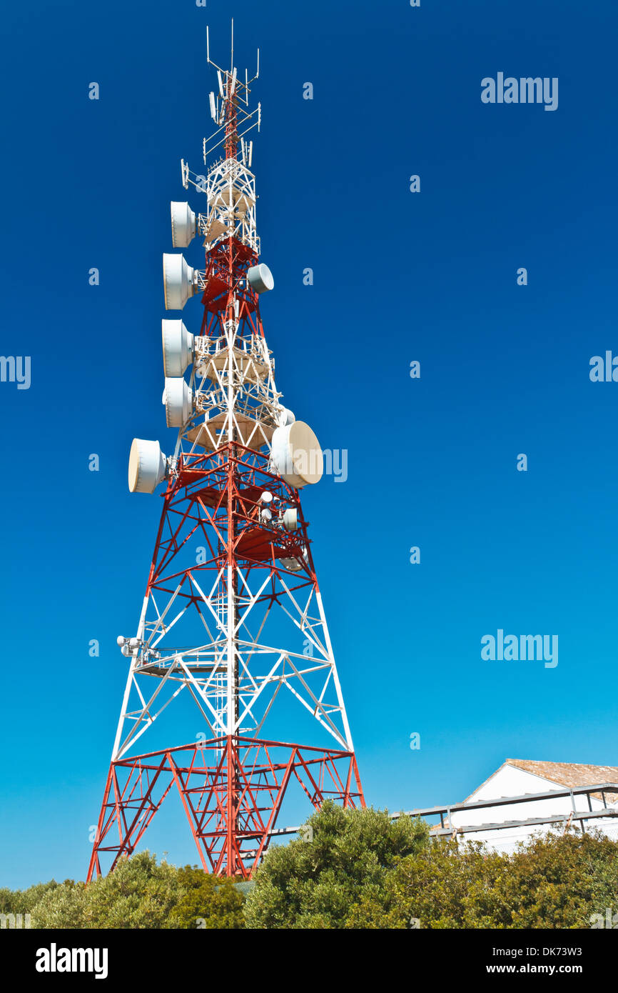 Torre di comunicazioni con un bel cielo azzurro Foto Stock