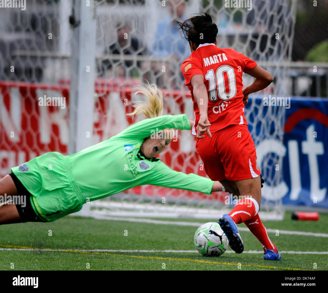 Giugno 12, 2011: l'indipendenza di Filadelfia sconfitto il Western New York Flash 1-0 a Sahlen's Stadium di Rochester, NY in una donna di calcio professionale (WPS) concorso. Western New York Flash avanti Marta (#10) tenta di cliente contro Philadelphia indipendenza portiere Val Henderson (#1)(Immagine di credito: © Alan Schwartz/Cal Sport Media/ZUMAPRESS.com) Foto Stock