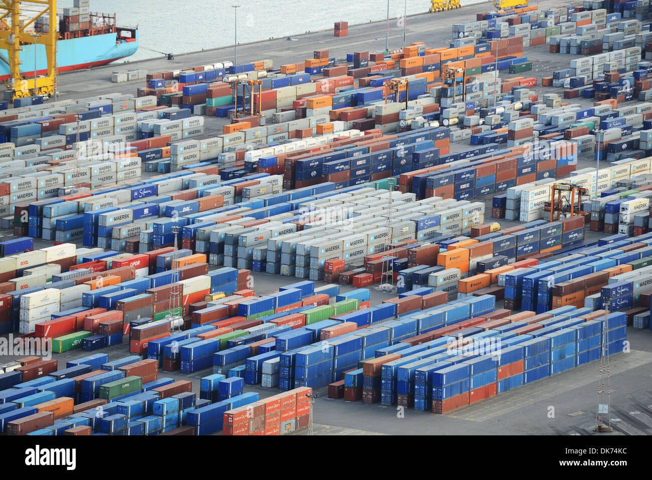Il Porto di Barcellona, contenitori di carico trasporti attendono, Barcellona Spagna Foto Stock