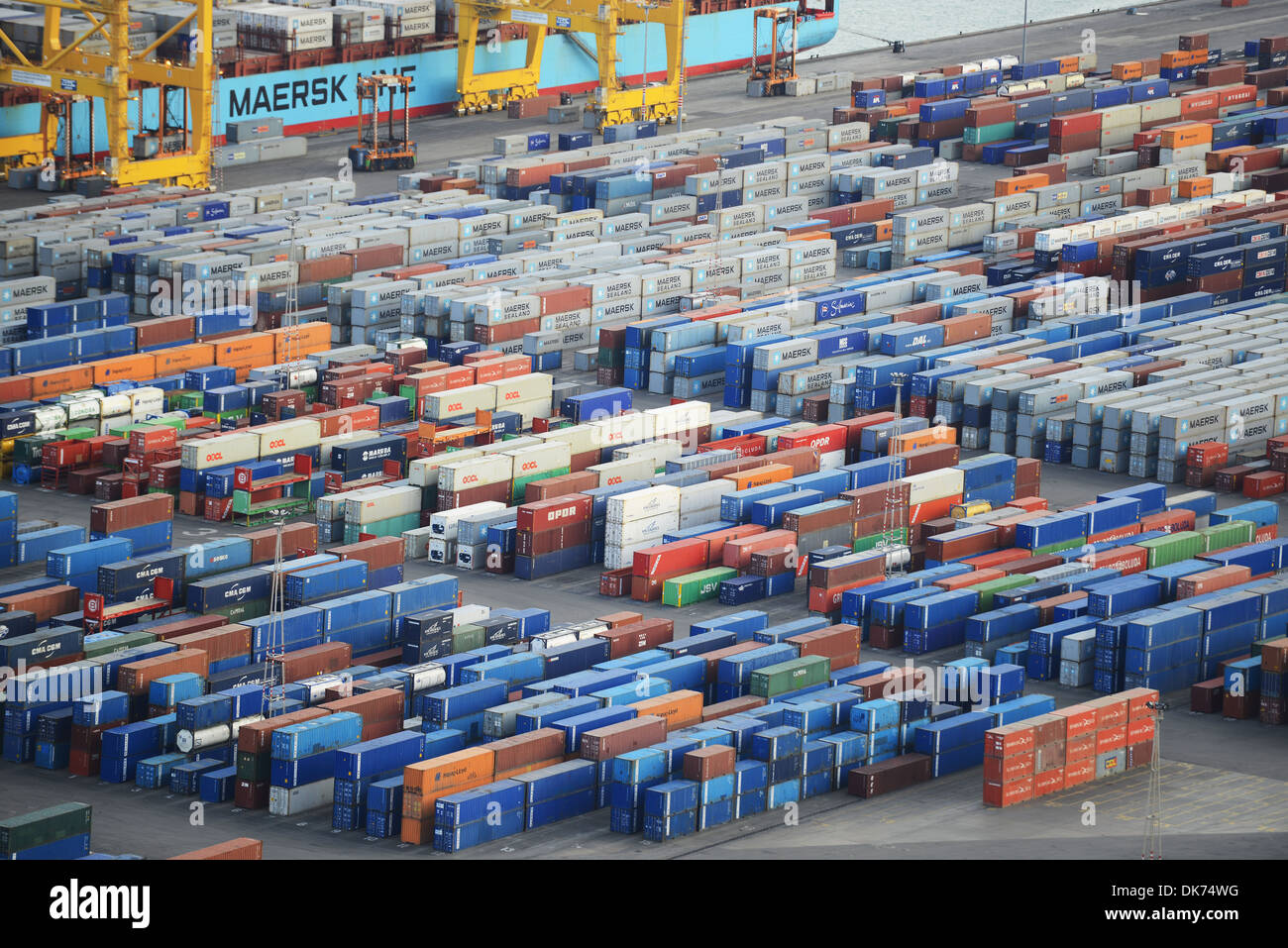 Il Porto di Barcellona, contenitori di carico trasporti attendono, Barcellona Spagna Foto Stock