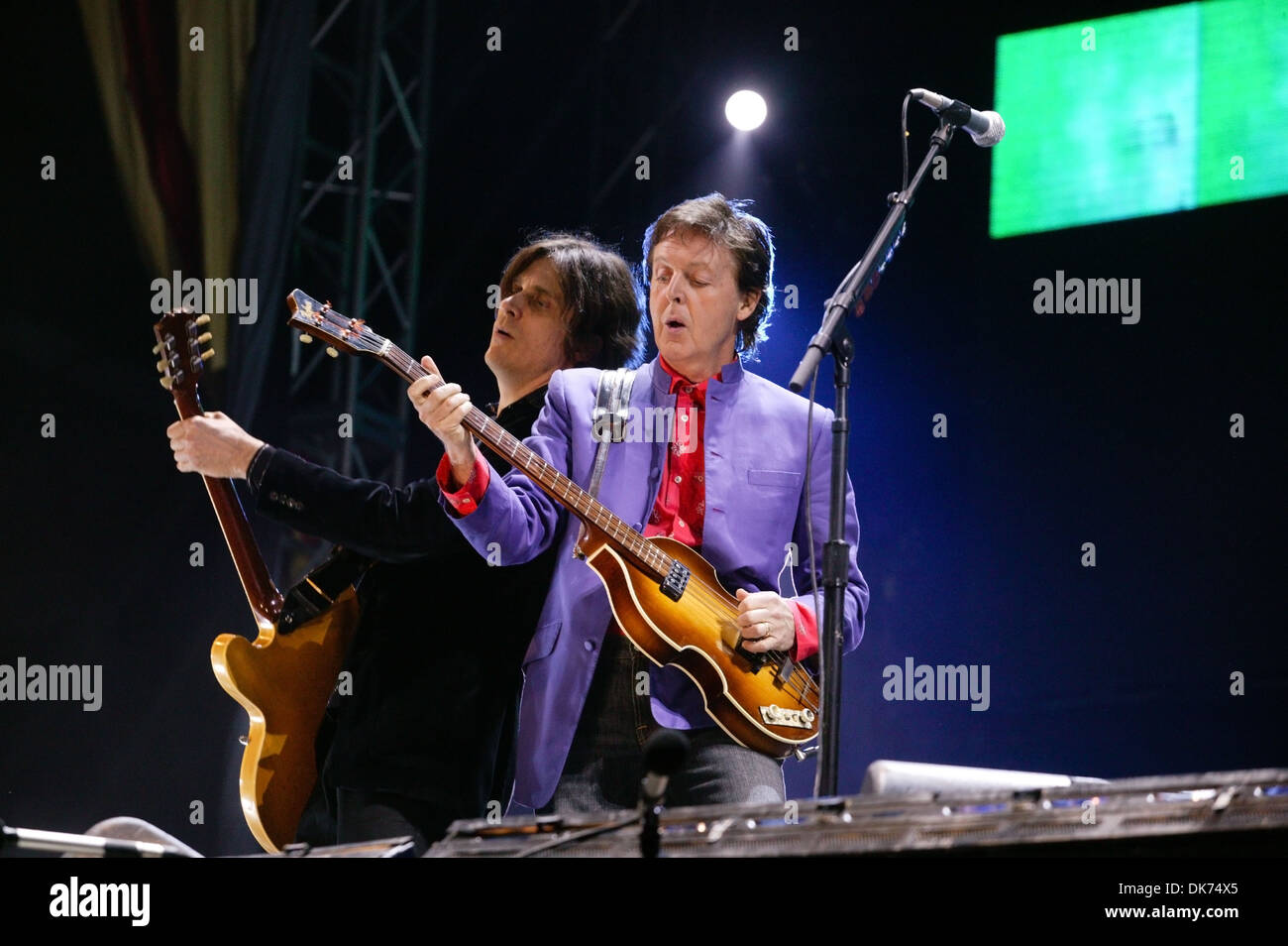 Sir Paul McCartney eseguendo sulla fase della piramide presso il festival di Glastonbury 2004. Foto Stock