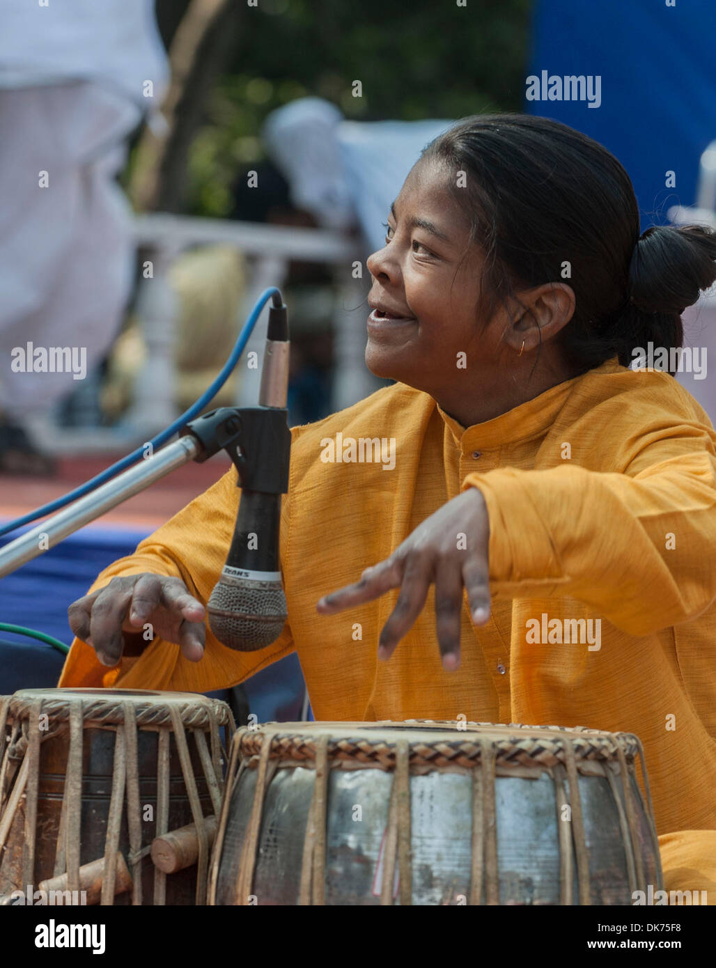 Calcutta, India. 3 Dic 2013. Un indiano ha contestato visivamente ragazza esegue durante una dimostrazione segna la Giornata Internazionale delle Persone con disabilità in Calcutta, capitale dello stato dell India orientale Bengala Occidentale su dicembre 3, 2013. Credito: Xinhua/Alamy Live News Foto Stock