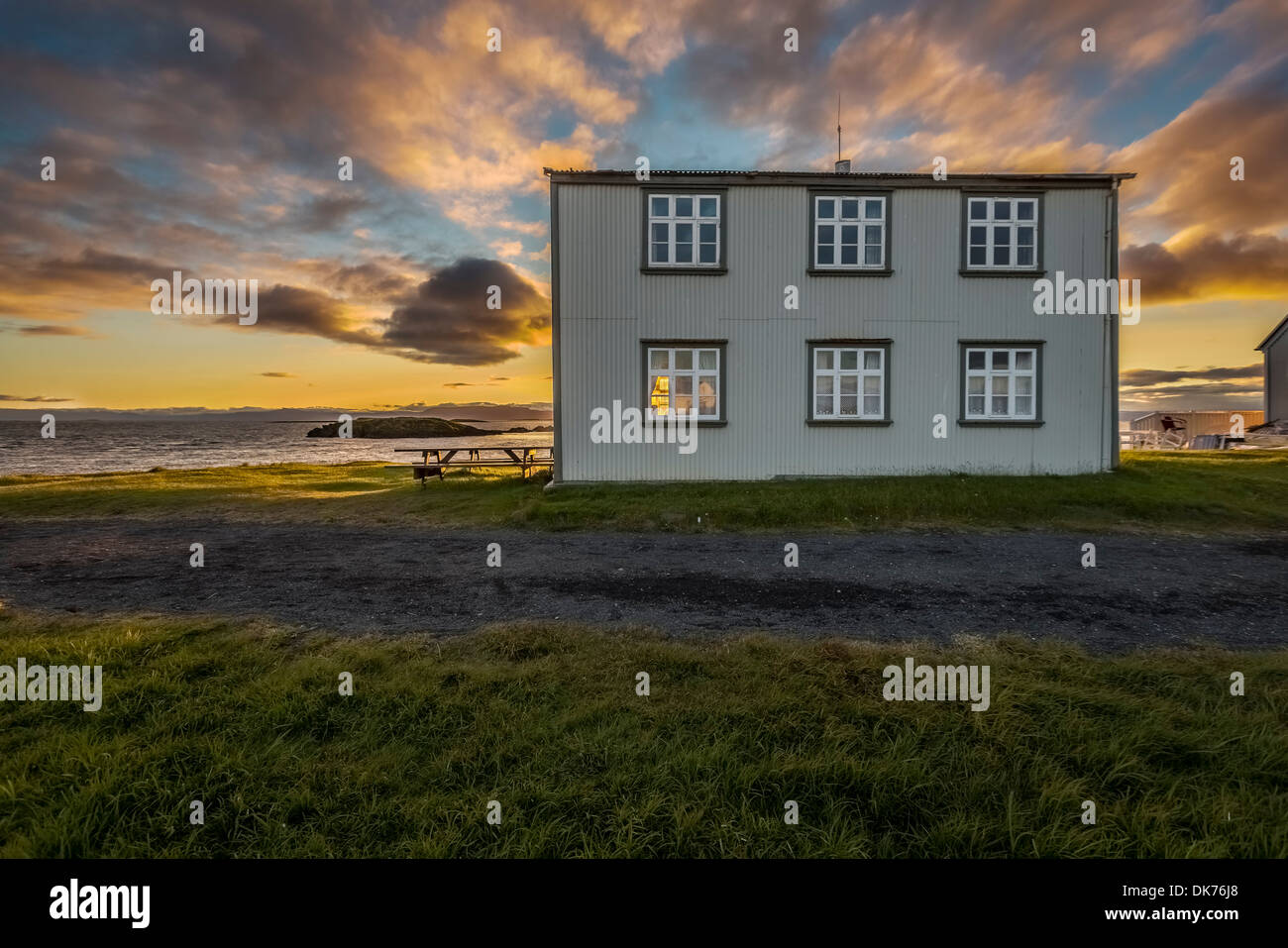 Il sole di mezzanotte su casa sulla isola di Flatey, Breidafjordur, Islanda Foto Stock