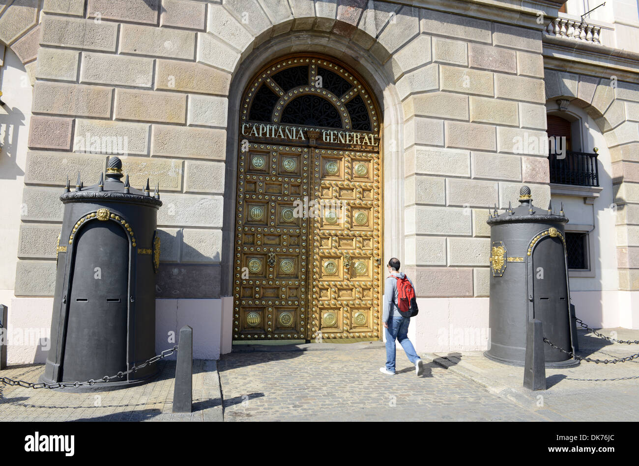 Restaurata porta ornati del Palacio de Capitania Generale De Barcelona, ex convento della Catalogna, Barcellona, Spagna Foto Stock