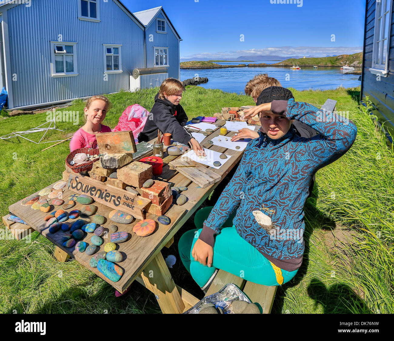 Islanda ragazze rendendo souvenir per i turisti, Flatey Isola, Breidafjordur, Islanda Foto Stock