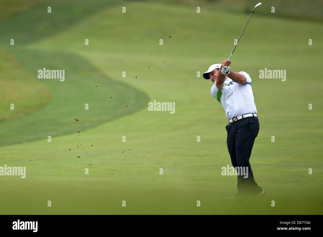 Giugno 16, 2011 - Bethesda, Maryland, Stati Uniti - FRANCESCO MOLINARI colpisce il suo approccio shot al quarto foro al Congressional Country Club durante il primo round di U.S. Aperto in Bethesda, MD. (Credito Immagine: © Pete Marovich/ZUMAPRESS.com) Foto Stock