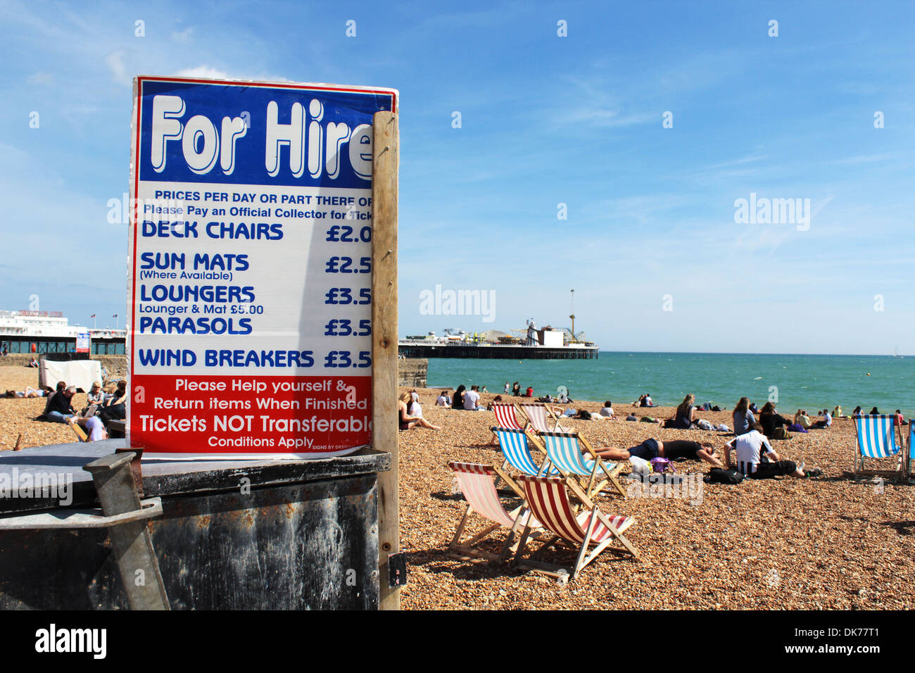La spiaggia di Brighton con sdraio a noleggio firmare e prezzi, East Sussex, Gran Bretagna, Regno Unito Foto Stock