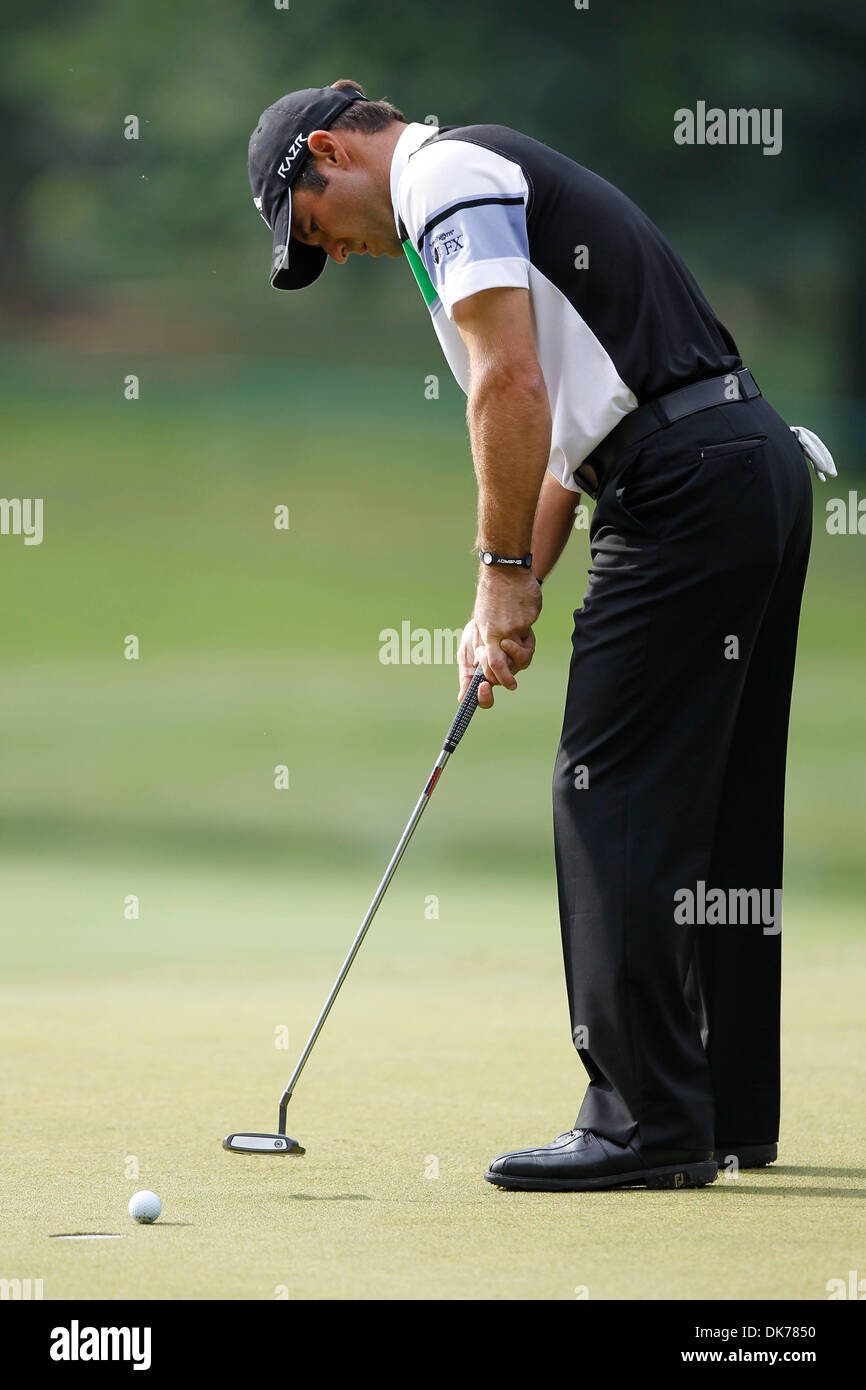 Giugno 17, 2011 - Bethesda, Maryland, Stati Uniti - TREVOR IMMELMAN putts sul foro #2 durante il secondo turno di gioco presso l'U.S. Aprire (credito Immagine: © James Berglie/ZUMAPRESS.com) Foto Stock