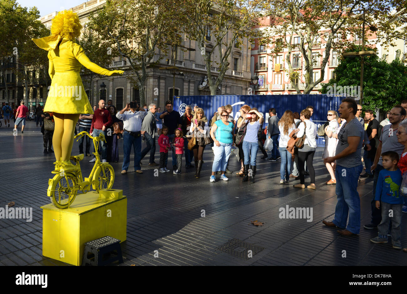 Gli artisti di strada, street performer su Las Ramblas, Barcelona, Spagna Foto Stock