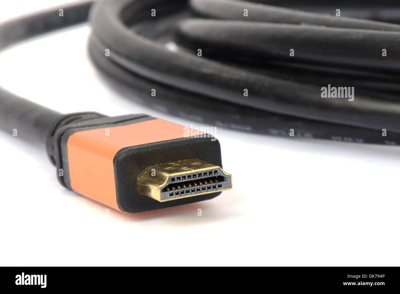 Chiudere il colpo di cavo HDMI isolato su bianco Foto Stock