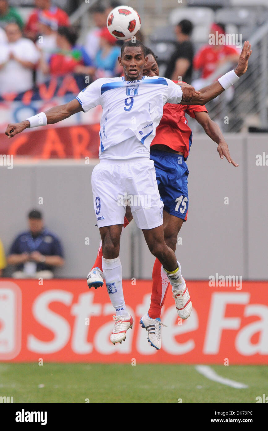 Giugno 18, 2011 - East Rutherford, New Jersey, Stati Uniti - Honduras' Jerry Bengtson (9) capi la palla lontano dalla Costa Rica del Junior Diaz (15) durante la prima metà CONCACAF Gold Cup azione tra Costa Rica e Honduras al nuovo Meadowlands Stadium di East Rutherford, N.J. (Credito Immagine: © sarà Schneekloth/Southcreek globale/ZUMAPRESS.com) Foto Stock