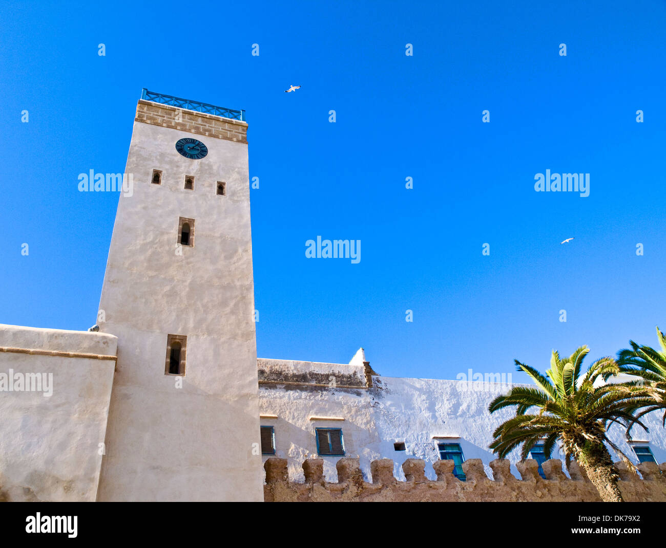 Tipica architettura e un cielo azzurro, Essaouira, Marocco Foto Stock