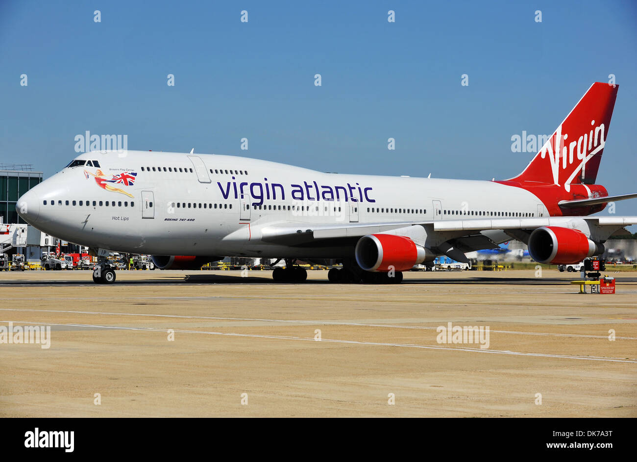 Virgin Atlantic Boeing 747 a Gatwick Airport Terminal, Londra, Gran Bretagna, Regno Unito Foto Stock