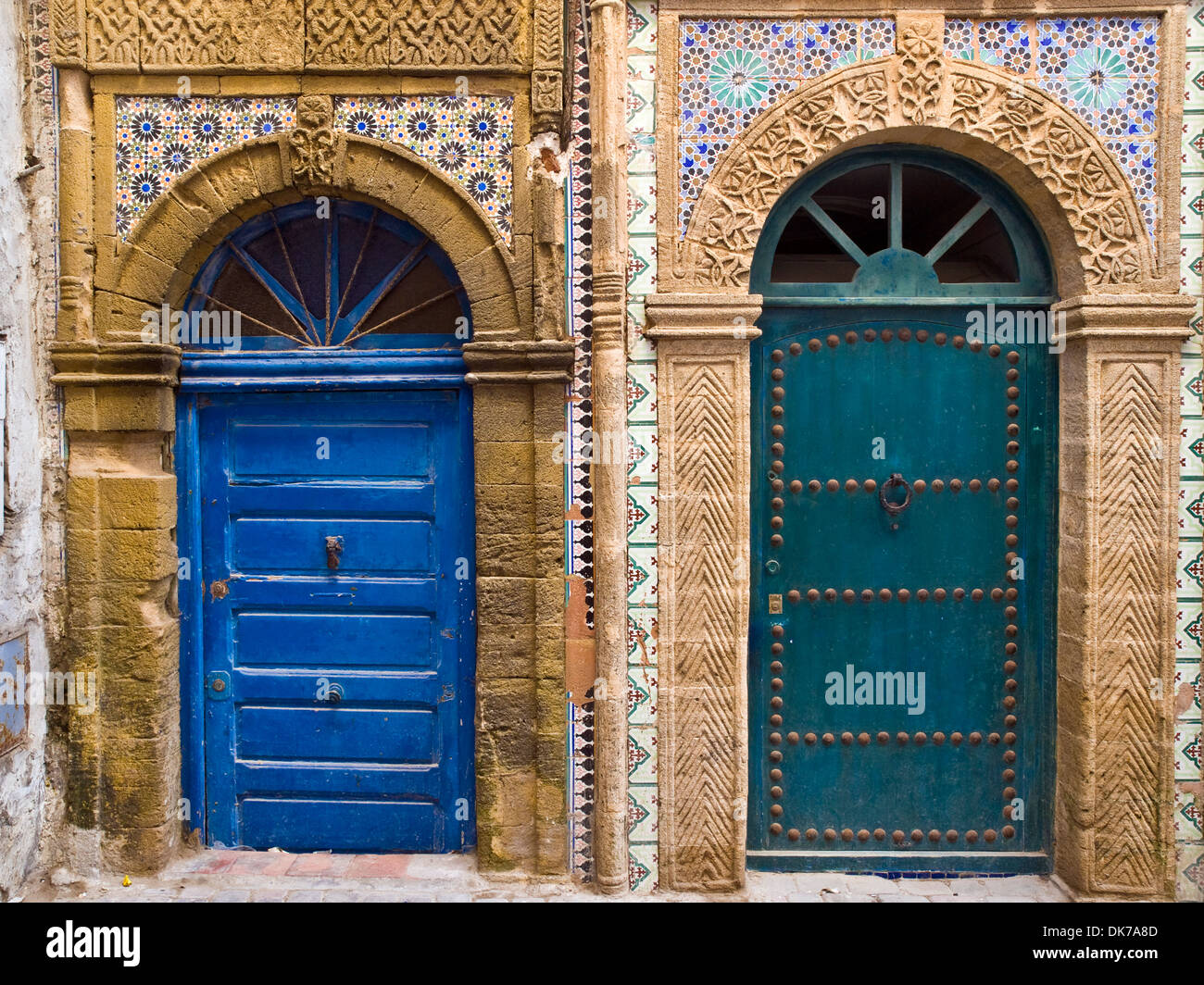 Portali decorativi in Essaouira sulla costa atlantica del Marocco Foto Stock