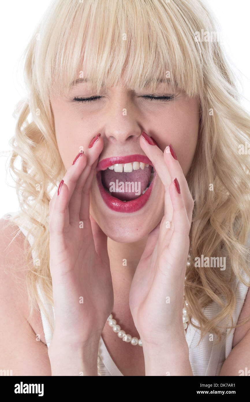 Giovane donna gridando e urlando attraverso le mani a tazza intorno alla bocca con il suo occhio chiuso a tenuta e chiusa e la sua bocca aperta Foto Stock