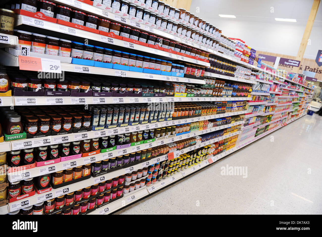 Supermercato interno che mostra i condimenti, Gran Bretagna, Regno Unito Foto Stock