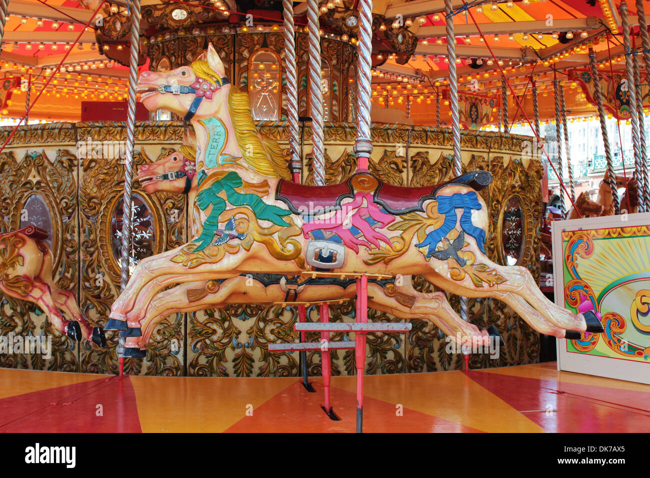 Giostra cavalli sul merry-go-round amusement ride Foto Stock