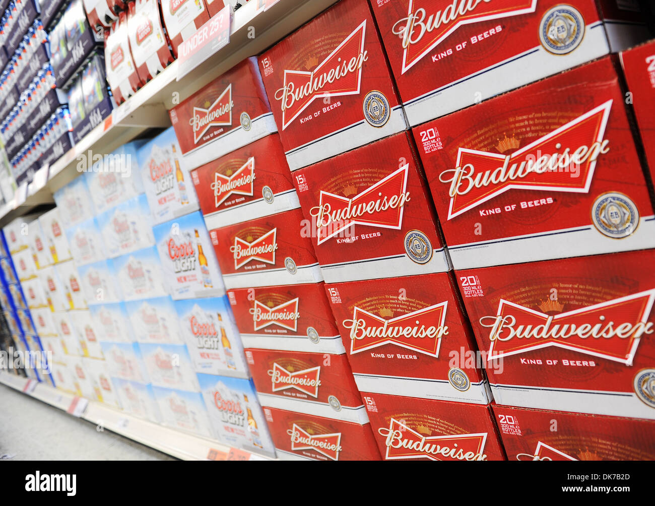 Supermercato interno mostra birra Budweiser, Gran Bretagna, Regno Unito Foto Stock