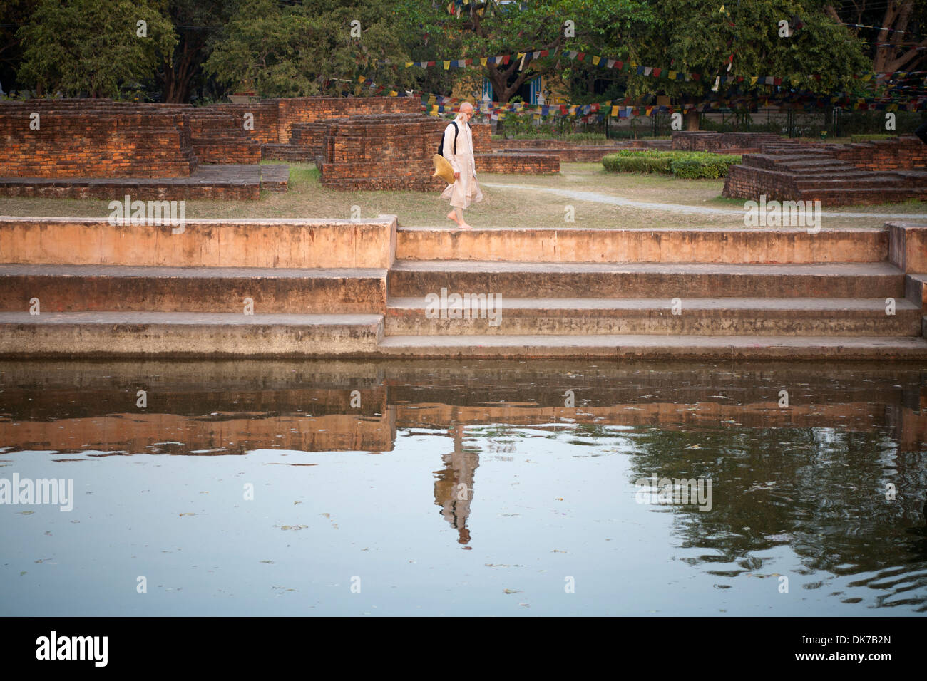 Pilgrime guardando la sacra piscina balneare nota come Puskarni. Si è creduto che Maya Devi ha preso un bagno in questa piscina prima della consegna di Siddharta Gautama. Lumbini, il Nepal Foto Stock