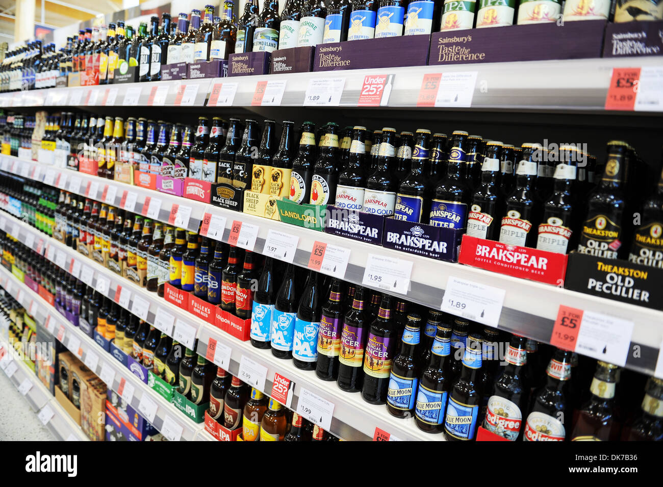 Supermercato interno che mostra le bottiglie di birra e di Ales, Gran Bretagna, Regno Unito Foto Stock