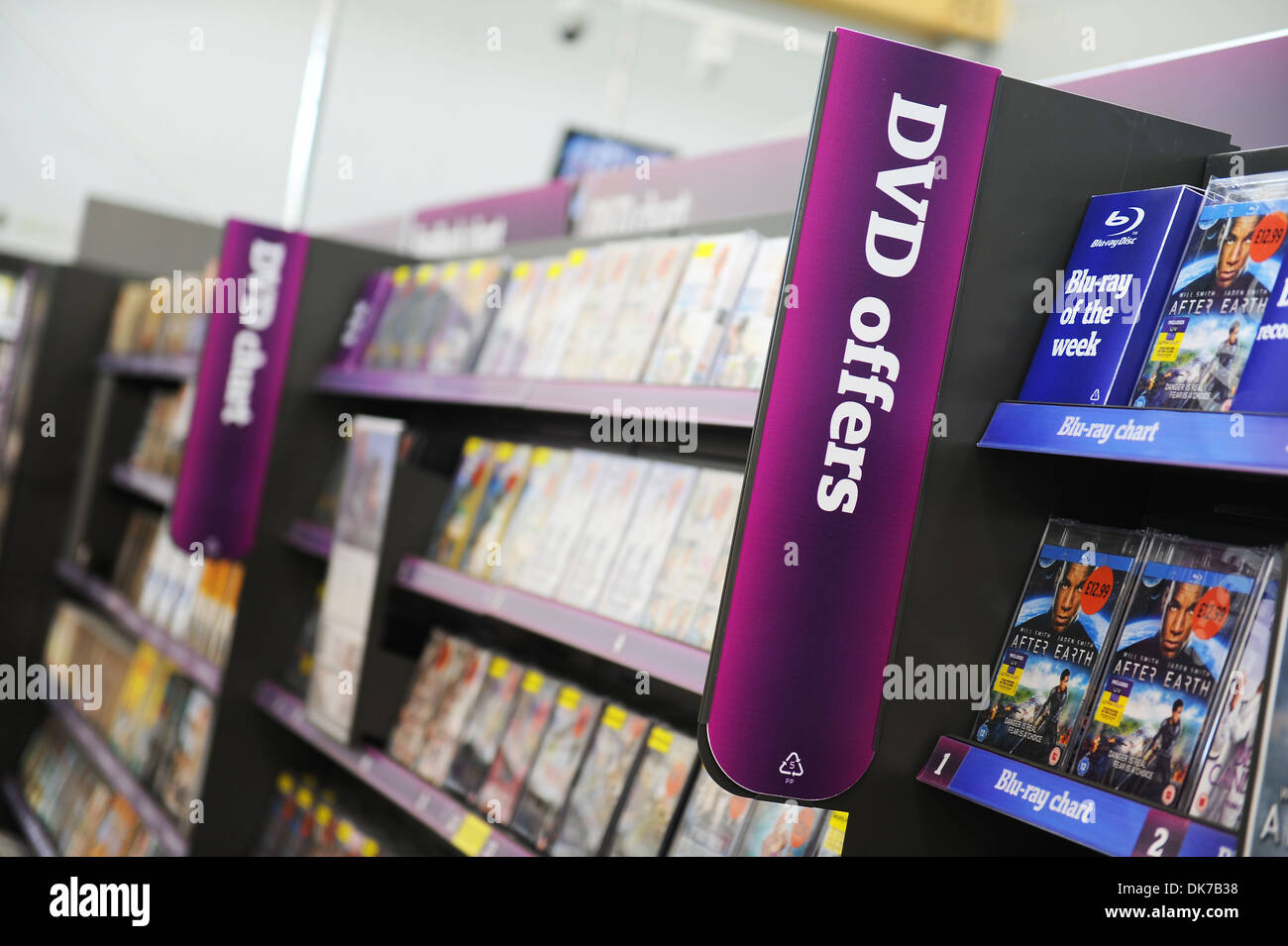 Supermercato interno mostra DVD per la vendita, Gran Bretagna, Regno Unito Foto Stock