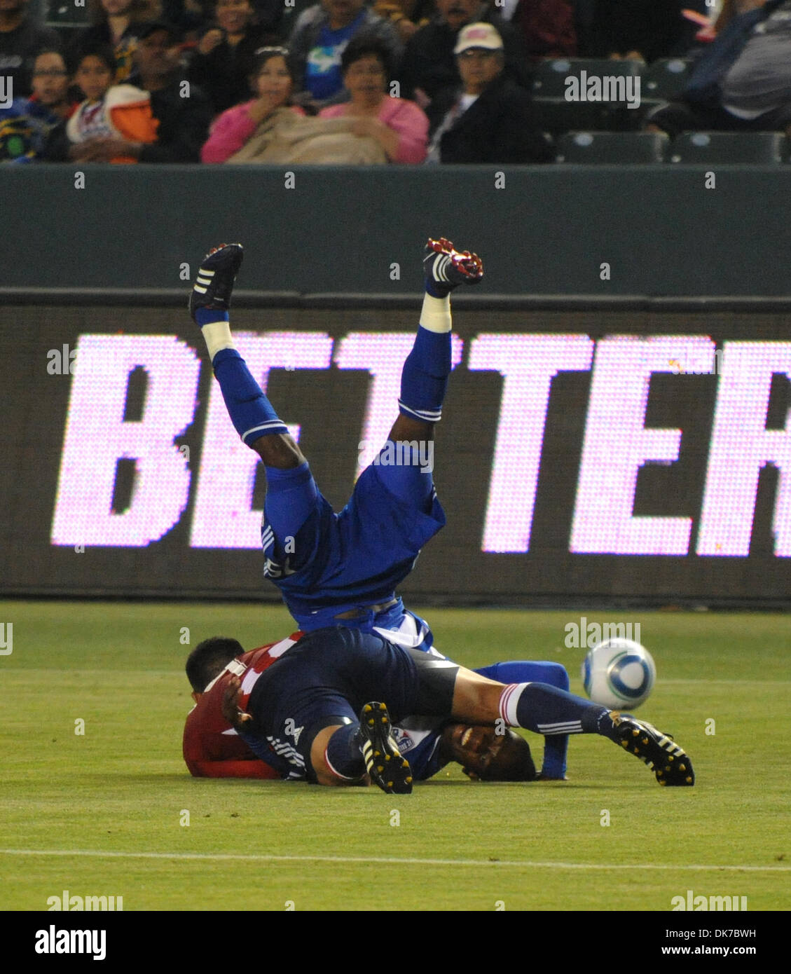 Giugno 19, 2011 - Carson, CA, Stati Uniti d'America - MLS (Major League Soccer) due giocatori si scontrano come FC Dallas sconfigge CHIVAS USA, 2 a 1, al Home Depot Center, Carson, California...immagine di credito: cr Scott Mitchell/ZUMA PREMERE (credito Immagine: © Scott Mitchell/ZUMAPRESS.com) Foto Stock