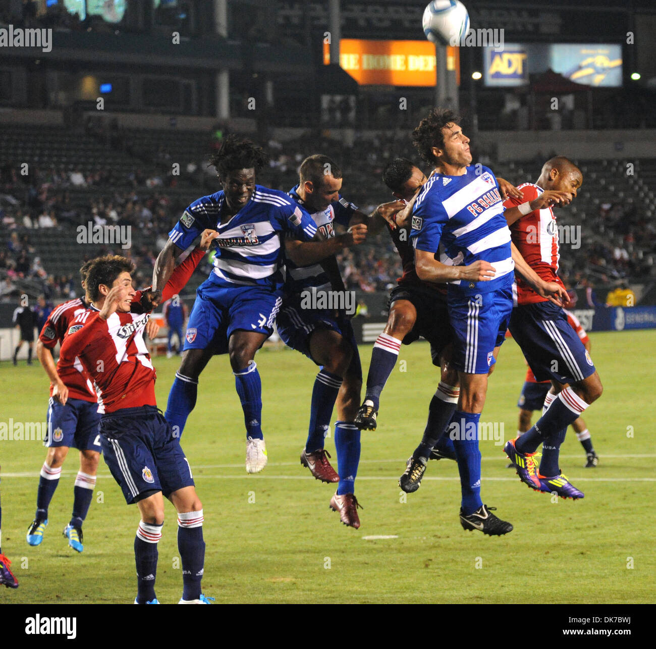 Giugno 19, 2011 - Carson, CA, Stati Uniti d'America - MLS (Major League Soccer) Playres lotta per il calcio d'angolo come FC Dallas sconfigge CHIVAS USA, 2 a 1, al Home Depot Center, Carson, California...immagine di credito: cr Scott Mitchell/ZUMA PREMERE (credito Immagine: © Scott Mitchell/ZUMAPRESS.com) Foto Stock