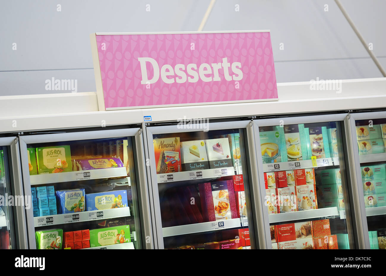 Supermercato interno mostra dessert freezer, Gran Bretagna, Regno Unito Foto Stock