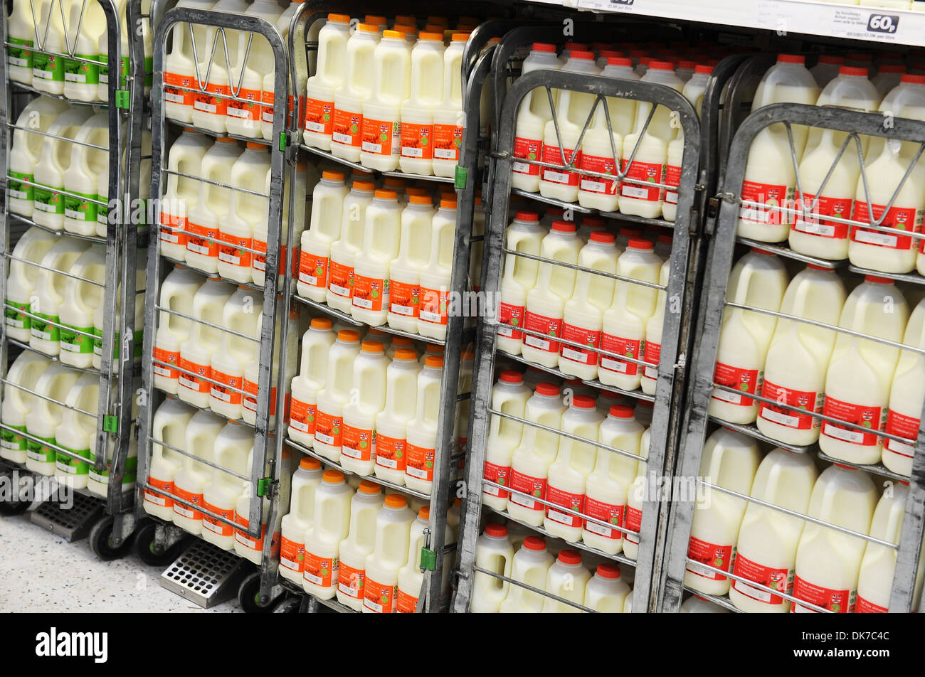 Latte in vendita in un supermercato. Gli interni del supermercato mostrano Milk, Gran Bretagna, Regno Unito Foto Stock