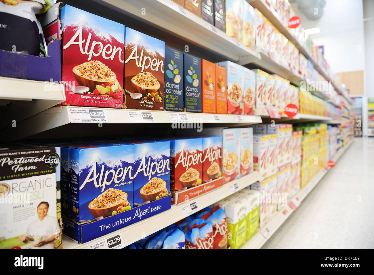 Supermercato interno mostra Alpen cereali, Gran Bretagna, Regno Unito Foto Stock