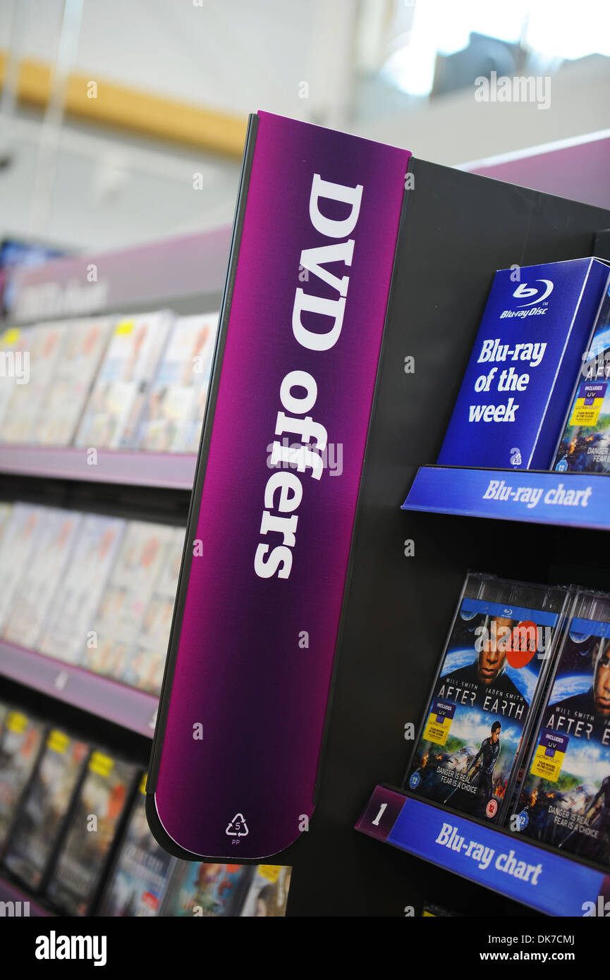 Supermercato interno mostra DVD offre segno, Gran Bretagna, Regno Unito Foto Stock