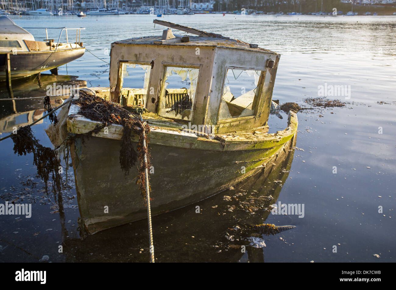 Una fatiscente barca sul fiume Penryn in Cornwall Regno Unito Foto Stock